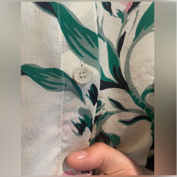 Burberry- SZ 6 Floral bBlouse- *Flaw* - Picture 9 of 10